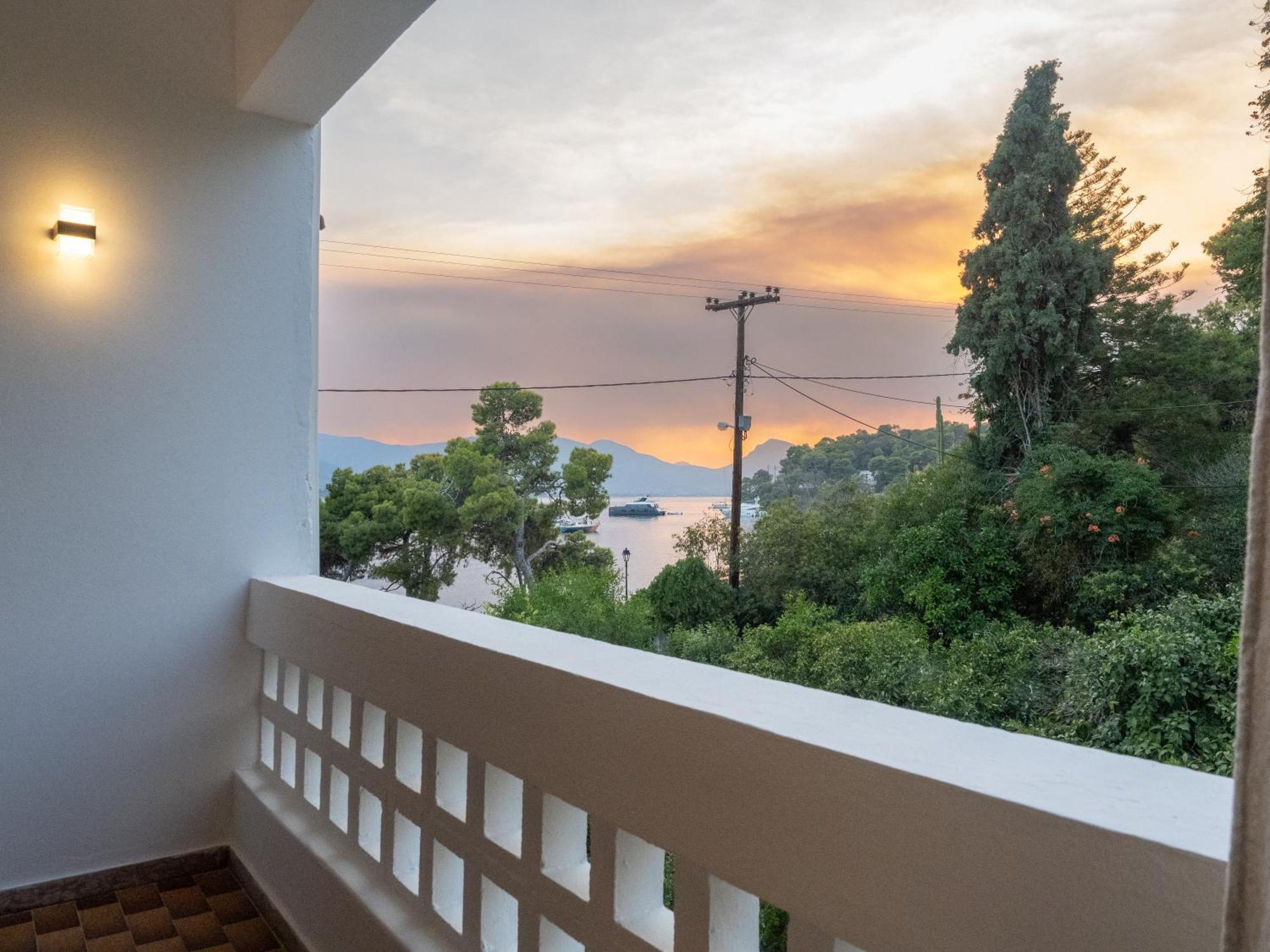 Seaview Apartment - Poros Relaxing Beachfront Flat Poros Town Exteriör bild