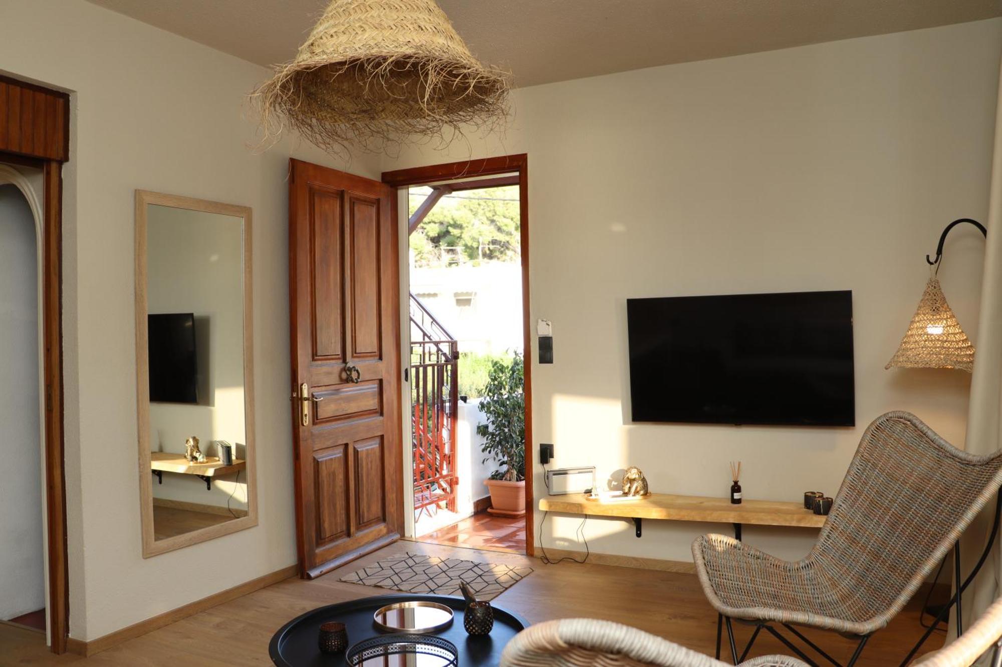 Seaview Apartment - Poros Relaxing Beachfront Flat Poros Town Exteriör bild