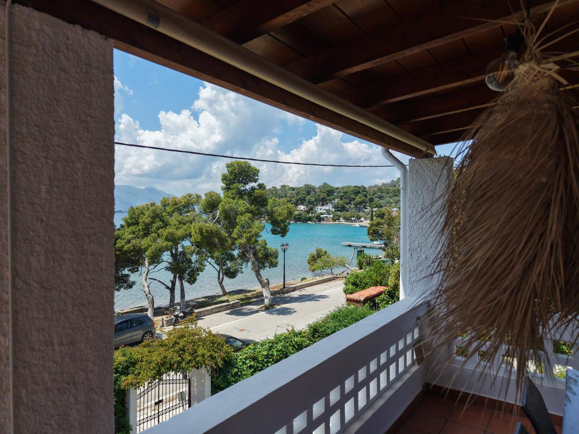 Seaview Apartment - Poros Relaxing Beachfront Flat Poros Town Exteriör bild